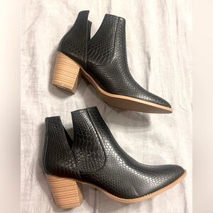 ZBY brand- NEW Womens Black cutout Ankle Booties - Size 11